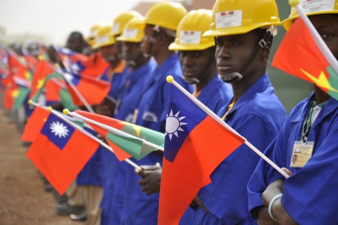 Ученики в Центре профессиональной подготовки (Центр формирования профессии Ziniare (CFPR-Z)) в Зиниаре, 35 км от Уагадугу, держат флаги Тайваня и Буркина-Фасо во время визита президента Тайваня 9 апреля 2012 года. Президент Тайваня Ма Ин-цзю находится в трехэтапной поездке в Буркина-Фасо, Гамбию и Свазиленд.
