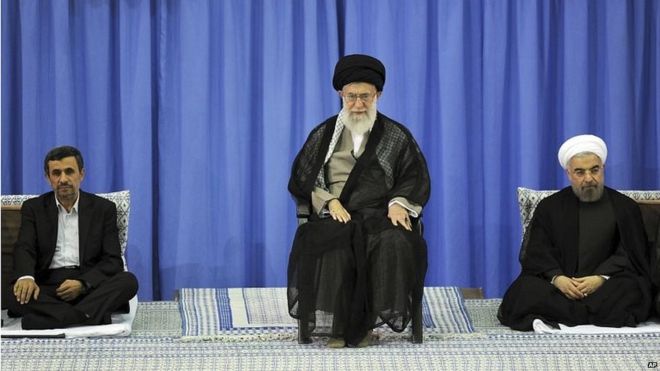 Махмуд Ахмадинежад (слева), аятолла Али Хаменеи (в центре) и Хасан Рухани (03.08.13)