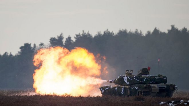 Танк стреляет во время совместных учений войск Польши и США
