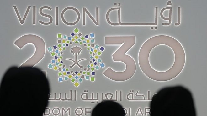 نساء سعوديات يقفن بجوار الجناح السعودي (رؤية 2030) في معرض جيتكس 2018 في مركز دبي التجاري العالمي. دبي 16 أكتوبر/تشرين الأول 2018
