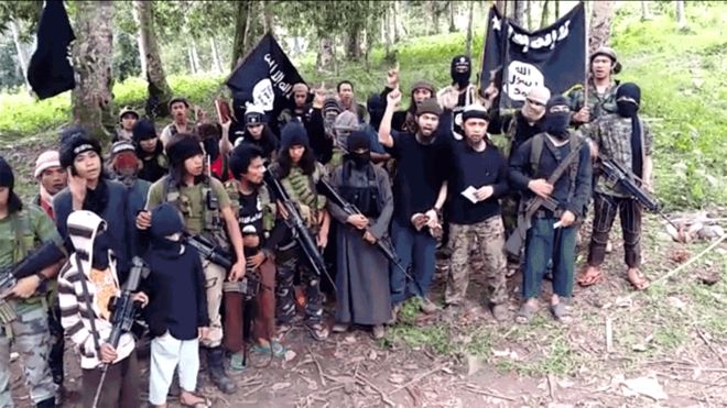 Снимок экрана с видео показывает, что ряд групп джихадистов заявляют о своей приверженности так называемой группе исламских государств