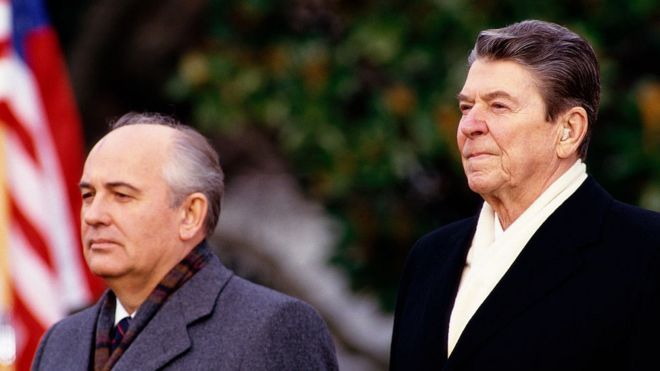 Gorbachov junto al presidente estadounidense Ronald Reagan.