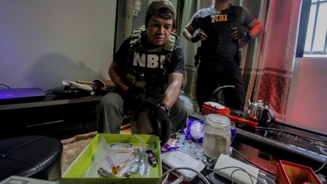 Сотрудники Национального бюро расследований (NBI) проверяют конфискованные материалы, запрещенные в Новой тюрьме Билибид в Мунтинлупе, к югу от Манилы, 16 декабря 2014 года.