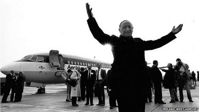 Монсеньор Джеймс Хоран, прежде чем он сел в первый в истории паломнический рейс в Лурд в августе 1986 года