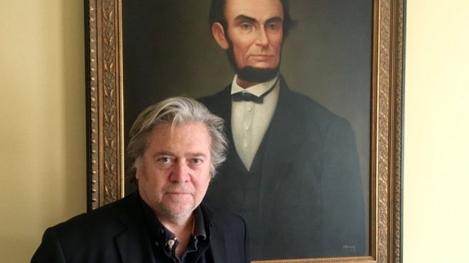 Steve Bannon em frente a quadro do ex-presidente Abraham Lincoln