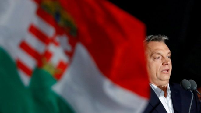Премьер-министр Венгрии Виктор Орбан обращается к сторонникам по мере появления результатов парламентских выборов в Будапеште, Венгрия, 8 апреля 2018 года.