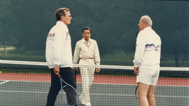 Наследный принц Акихито (С) играет в теннис с вице-президентом США Джорджем Х.В. Буш (слева) и госсекретарь Джордж Шульц (R