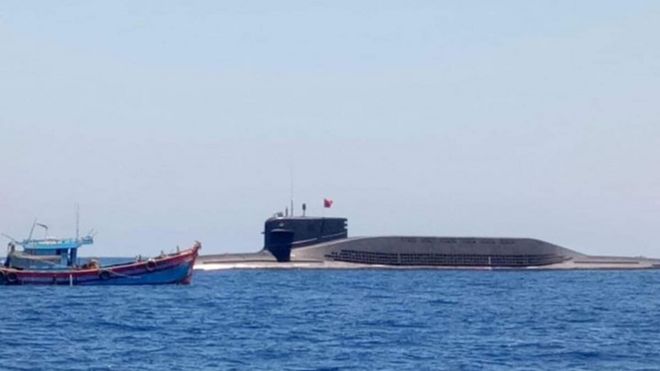 Tàu ngầm Trung Quốc xuất hiện cạnh tàu cá Việt Nam giữa tháng Chín 2019. Ảnh do Ngư dân Quảng Ngãi cung cấp