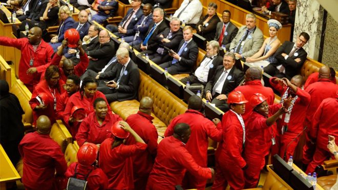 Члены политической партии «Борцы за экономическую свободу» покидают парламент, как и во время выступления президента Джейкоба Зума «Государство нации» в Кейптауне 11 февраля 2016 года.