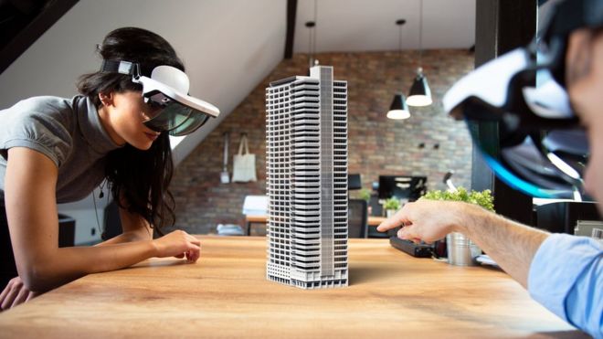 Pareja con set de realidad virtual mirando edificio