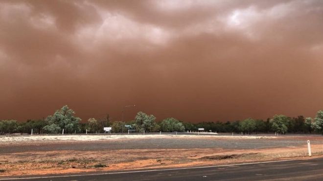 Пыльная буря спускается на Шарлевиль, город в Квинсленде