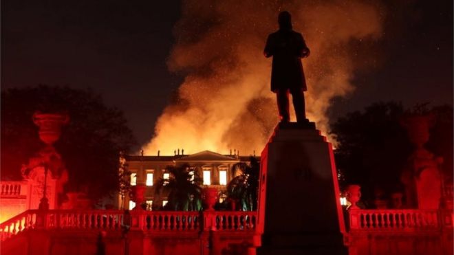 Пожарные пытаются потушить пожар в Национальном музее Бразилии в Рио-де-Жанейро, Бразилия, 2 сентября 2018 г.