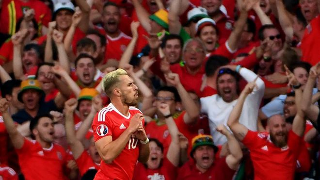 Болельщики Уэльса празднуют победу Аарона Рэмси в пуле на Евро-2016 над Россией