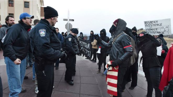 Полиция Колорадо-Спрингс устанавливает барьер между протестующими против Мило Яннопулоса, которые находятся справа, и теми, кто собирается услышать его выступление в Университете Колорадо в январе 2017 года