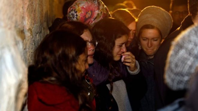 Родственники Амихай и Шира Иш-Ран присутствуют на похоронах своего ребенка, который умер после преждевременного родоразрешения из-за ранения Ширы в результате стрельбы из машины, на еврейском кладбище на Масличной горе перед Старым городом Иерусалима на 12 декабря 2018 года.