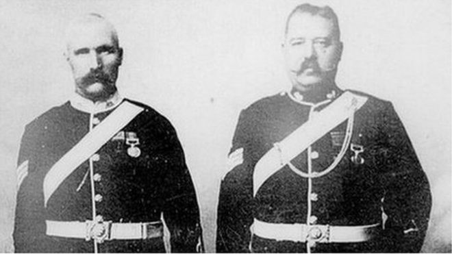 Джон Уильямс VC слева с сержантом Альфредом Хук