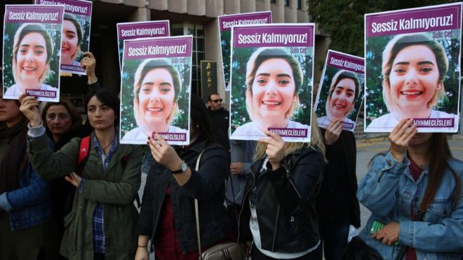 adliye Ã¶nÃ¼nde Åule Ã§et'in fotoÄrafÄ±nÄ± taÅÄ±yan kadÄ±nlar