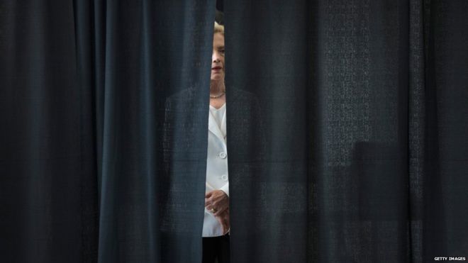 Кандидат в президенты от Демократической партии и бывший госсекретарь США Хиллари Клинтон ждут, когда ее представят на предвыборной кампании в кампусе Общинного колледжа района Де-Мойн 26 августа 2015 года в Анкени, штат Айова.