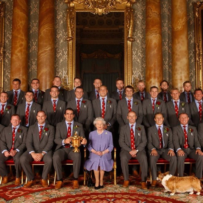 Королева Елизавета II и корги Берри вместе со сборной Англии по регби на приеме в Букингемском дворце в Лондоне, чтобы отпраздновать победу в Кубке мира по регби.