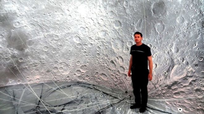 Художник Люк Джеррам внутри лунного воздушного шара