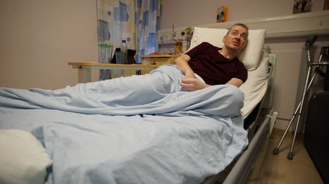Кэмерон выздоравливает в университетской больнице Уишоу недалеко от Глазго