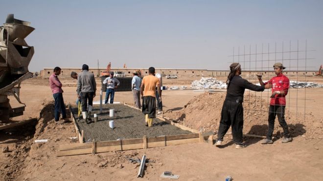 Рабочие строят платформу санитарной части в лагере Хасаншем (19 октября 2016 г.)