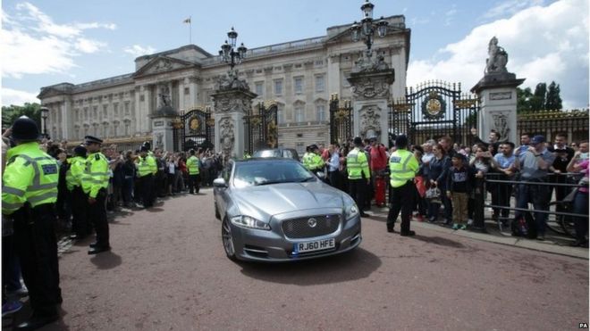 Автомобиль миссис Мэй выезжает из Букингемского дворца