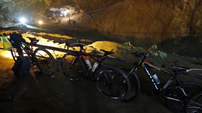 Велосипеды, изображенные рядом со входом в пещеру