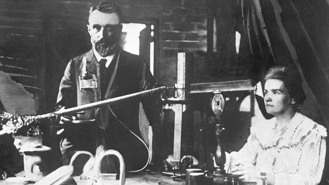 Пьер и Мария Кюри в своей лаборатории