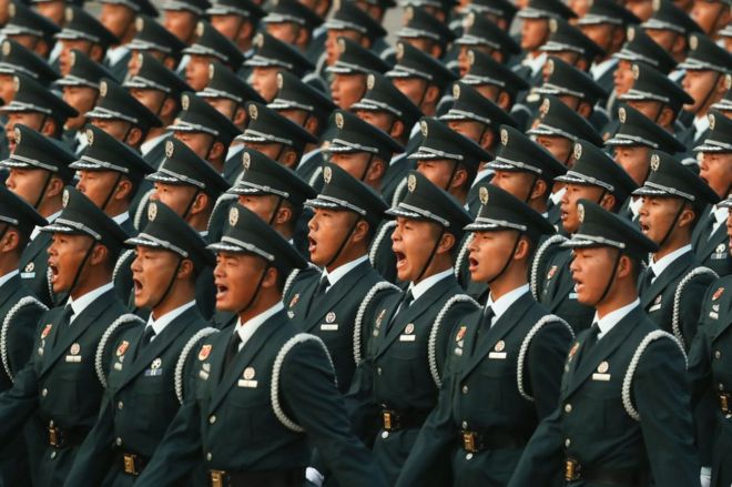 Солдаты Народно-освободительной армии кричат ??во время репетиции парада утром 1 октября 2019 года на площади Тяньаньмэнь в Пекине.