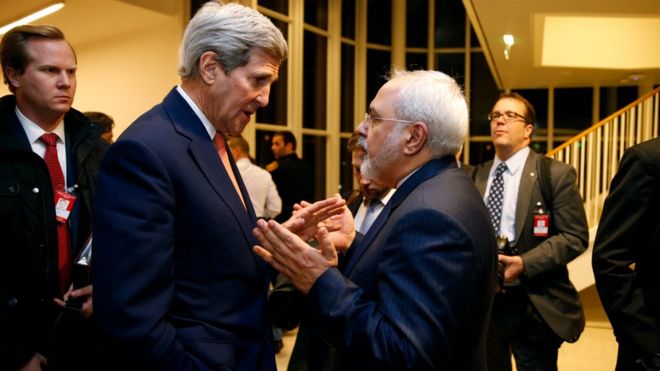 Госсекретарь США Джон Керри беседует с министром иностранных дел Ирана Мохаммадом Джавадом Зарифом в Вене (16 января 2016 года)