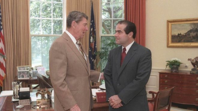 Бывший президент Рональд Рейган и судья Скалия считаются консервативными иконами