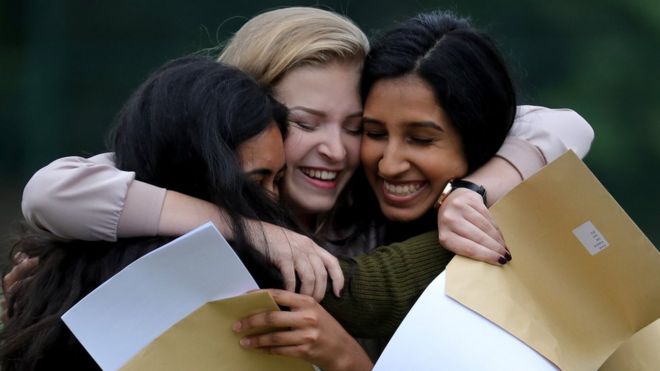 Три девочки-подростки обнимаются после получения результатов экзаменов уровня A