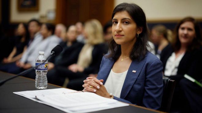 Lina Khan sentada antes de testificar ante un comité del Congreso de Estados Unidos.