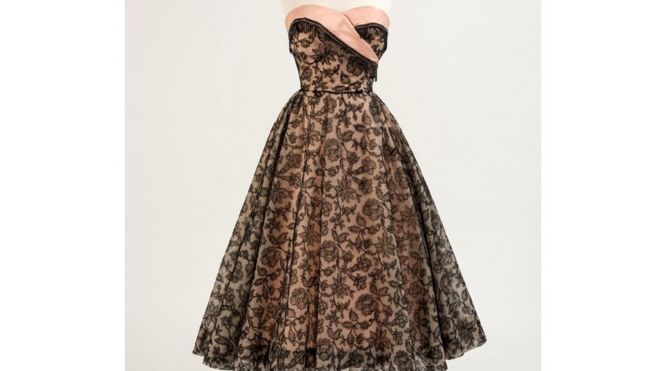 В 1953 году Маргарет надела в театр потрясающее черно-розовое кружевное вечернее платье от Нормана Хартнелла
