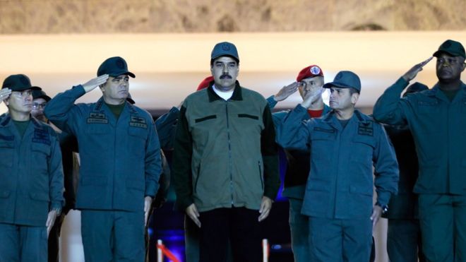 Мадуро в окружении солдат