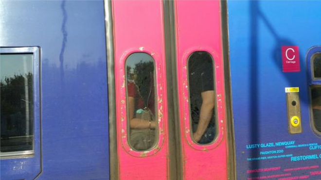 Пассажиры в поезде на Бристоль Паркуэй