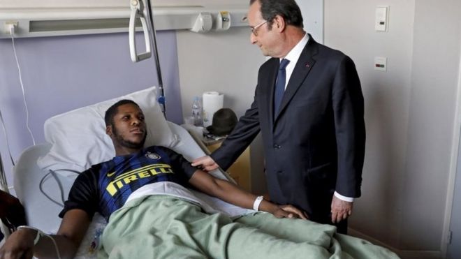Тео (слева) в больнице посещает президент Франции Франсуа Олланд. Фото: 7 февраля 2017 г.