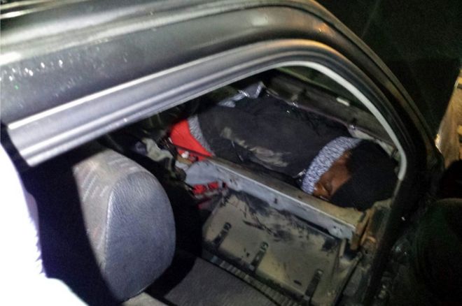 Африканский мигрант прячется в приборной панели автомобиля, 2 января 17 (фото гражданской гвардии Испании)