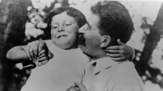 Svetlana de pequeña con su padre Joseph Stallin. (Foto: cortesía Chrese Evans)
