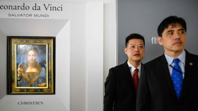 Мужчина (R, одетый в синий галстук), идентифицированный местными гонконгскими СМИ как бывший агент ЦРУ Джерри Чун Шинг Ли