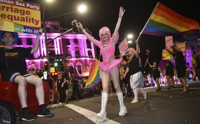 Участники принимают участие в ежегодном гей-параде в Сиднее для геев и лесбиянок Марди Гра в Сиднее