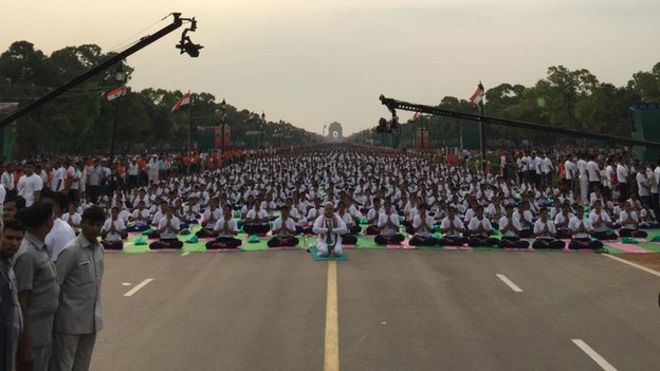 Нарендра Моди ведет занятие по случаю Всемирного дня йоги