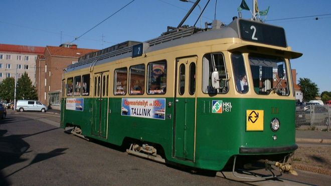 Один из хельсинкских трамваев, который раздается