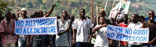 Протестующие против третьего срока в Бурунди - май 2015 года
