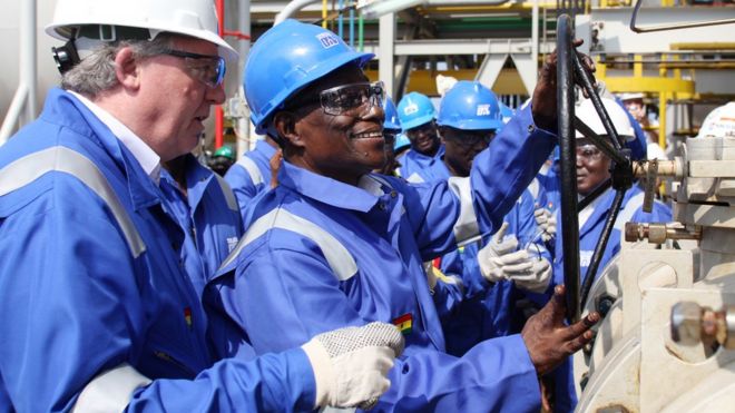 Затем президент Ганы Джон Атта Миллс (2-й ряд) поворачивает клапан, чтобы перекрыть первую добычу нефти на нефтяной вышке FPSO Kwame Nkrumah на месторождении Jubilee в Такоради после прекращения добычи нефти 15 декабря 2010 года.