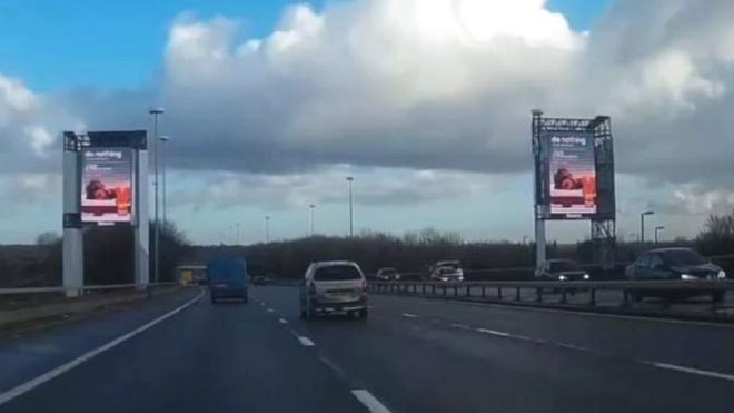 Светодиодные рекламные экраны были установлены в других частях Великобритании, в том числе вдоль M62 в Ливерпуле