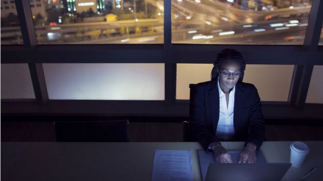mulher trabalhando no computador à noite