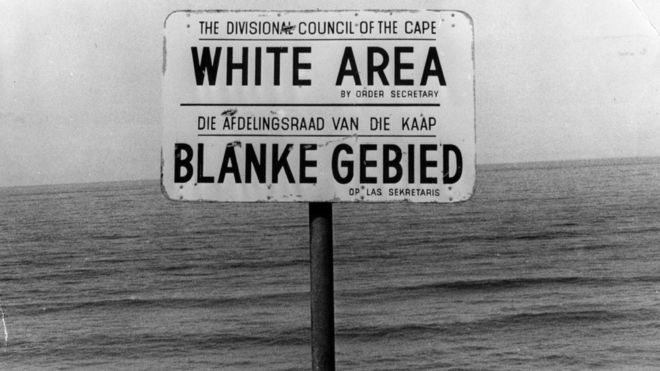 Уведомление об апартеиде на пляже недалеко от Кейптауна, обозначающее район только для белых
