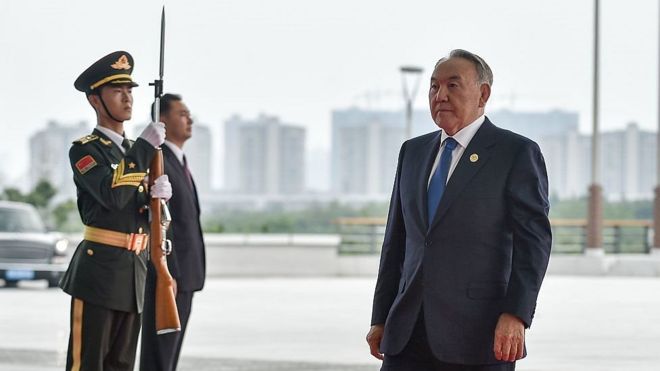 Президент Казахстана Нурсултан Назарбаев (справа, слева направо стоит на страже) прибывает на саммит G20 4 сентября 2016 года в Ханчжоу, Китай.